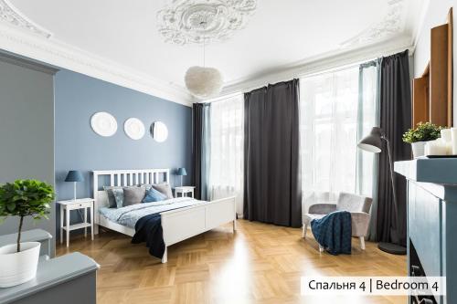 聖彼得堡的住宿－Hermitage Apartment 180m2，一间拥有蓝色墙壁的卧室和一张位于客房内的床