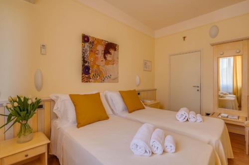 2 łóżka w pokoju z ręcznikami w obiekcie Hotel Massimo w mieście Marina di Cecina