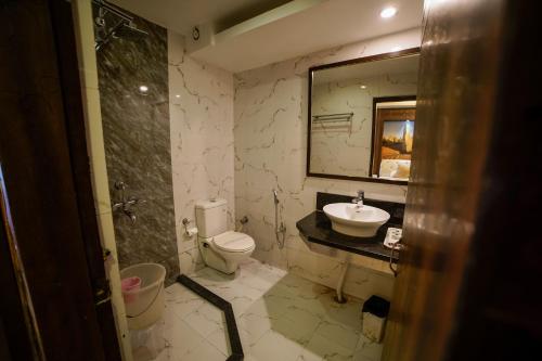 Bilik mandi di Hotel Rajpur Heights