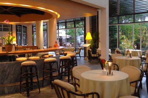 Lanka Princess All Inclusive Hotel tesisinde bir restoran veya yemek mekanı