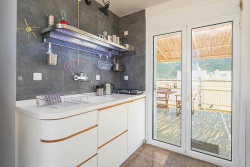 Kuchyňa alebo kuchynka v ubytovaní Seafront Penthouse LEO