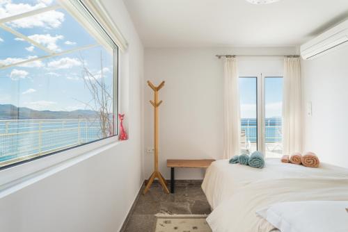Posteľ alebo postele v izbe v ubytovaní Seafront Penthouse LEO