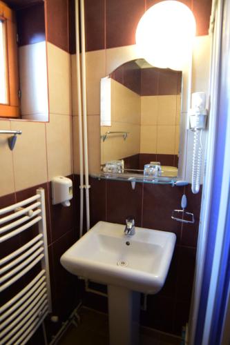 a bathroom with a sink and a mirror at Pensiunea Arinul in Sovata