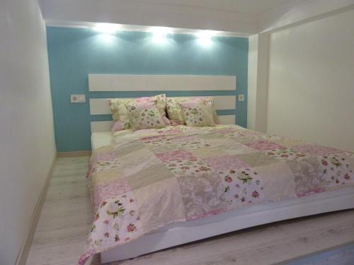 Una cama o camas en una habitación de Kossuth Apartmanok
