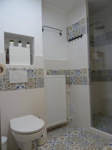 Ein Badezimmer in der Unterkunft Kossuth Apartmanok