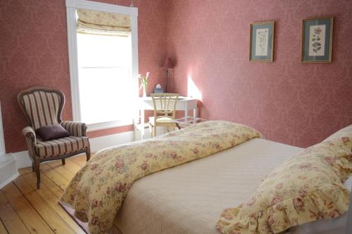 Cama o camas de una habitación en Victorian by the Sea