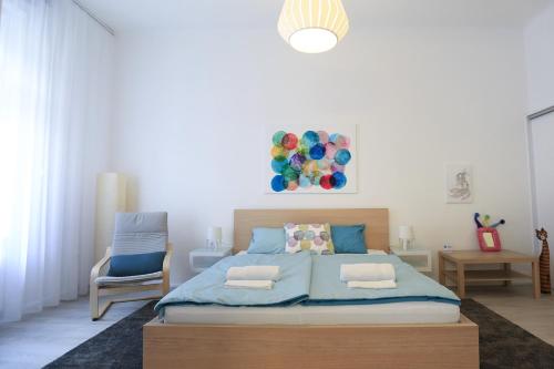 Un pat sau paturi într-o cameră la Paulay Central Top Suite