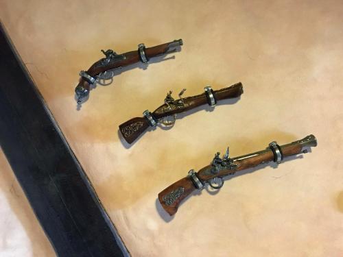 a group of four guns on a table at Ferienwohnung WACHSTUBE mit 3 Schlafräumen im Rittergut Leppersdorf in Wachau