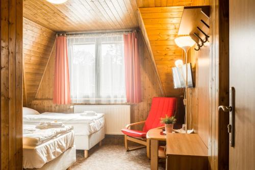 Postel nebo postele na pokoji v ubytování Hotel Konopiště Nová Myslivna