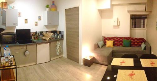 un petit salon avec un canapé et une cuisine dans l'établissement 2 Pièces au coeur du quartier branché du port, à Nice