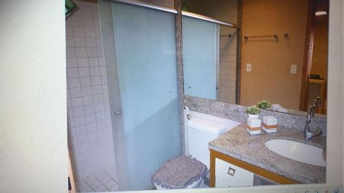 uma casa de banho com um chuveiro, um lavatório e um WC. em Marulhos Resort em Porto de Galinhas