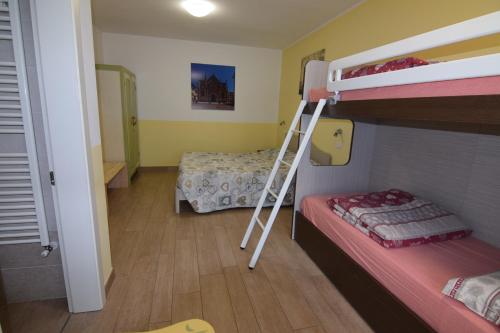 מיטה או מיטות קומותיים בחדר ב-B&B al Capitello