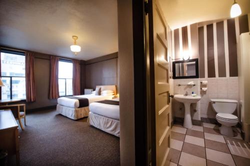 Koupelna v ubytování Moore Hotel