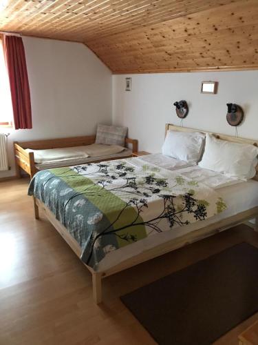 a bedroom with two beds in a room at Pensiunea Sandra in Sibiel