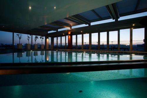 una gran piscina en un gran edificio en Apartament przy plaży, en Władysławowo