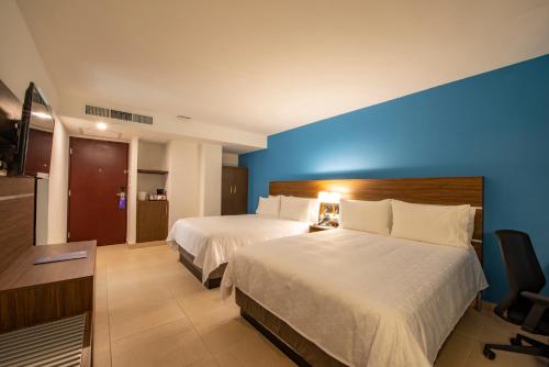 Un ou plusieurs lits dans un hébergement de l'établissement Holiday Inn Express - Merida Centro, an IHG Hotel