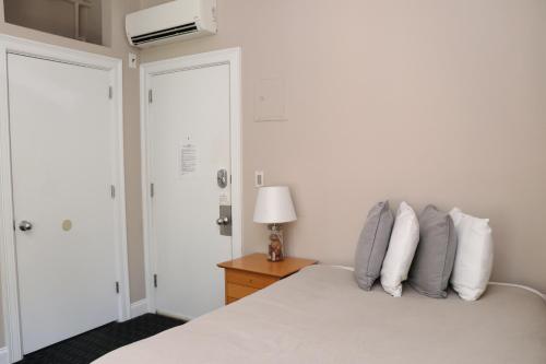 una camera con letto, lampada e porta di Heart of South End, Convenient, Comfy Studio #22 a Boston