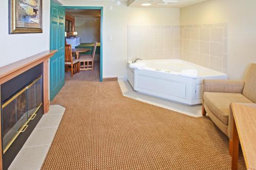 Un ou plusieurs lits dans un hébergement de l'établissement Country Inn & Suites by Radisson, Portage, IN