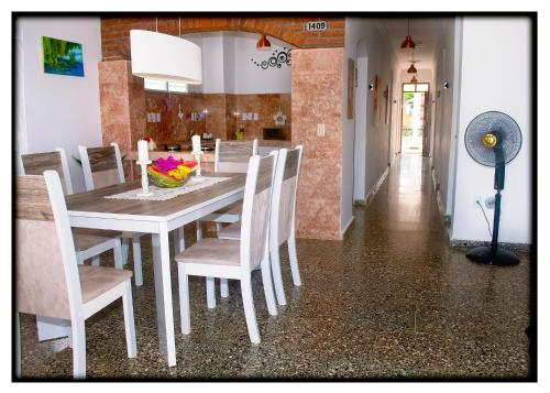 a dining room with a white table and chairs at Hostal "Villa Blanca" in Caibarién