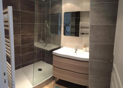 Un baño de Cosy Appartement SANNA 3 étoiles piscine, 2 ch