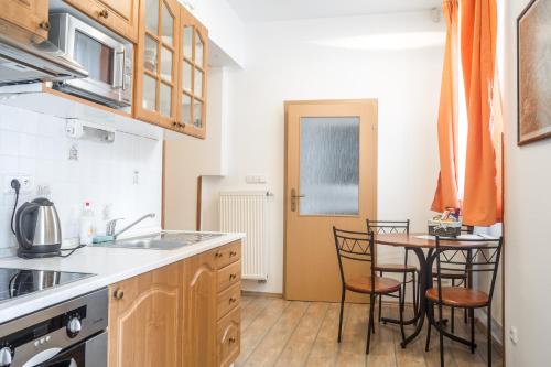 eine Küche mit einem Tisch und Stühlen im Zimmer in der Unterkunft Pension Konopiste in Benešov