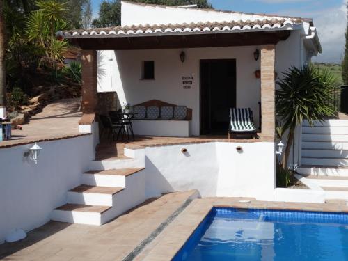 Bazén v ubytování B&B Cortijo Loma León nebo v jeho okolí