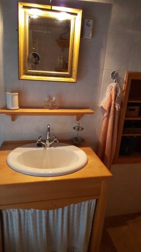 Bilik mandi di Istrian Stone House