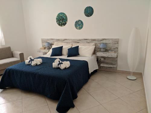 una camera da letto con un letto e due asciugamani di Casa Vacanze Meraki a Noto