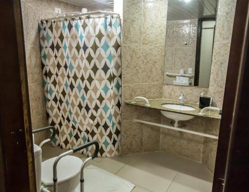 Et badeværelse på Estrela do Sul Hotel