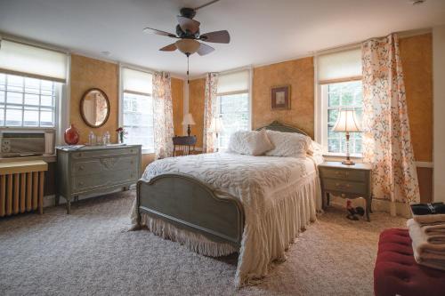 Llit o llits en una habitació de William's Grant Inn Bed and Breakfast