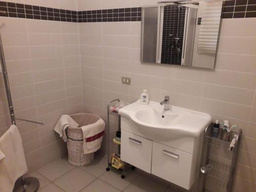 La salle de bains est pourvue d'un lavabo et d'un miroir. dans l'établissement Casa Blu, à Pozzallo