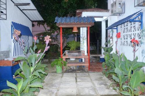Κήπος έξω από το Cabañas Los Juanchos Coveñas