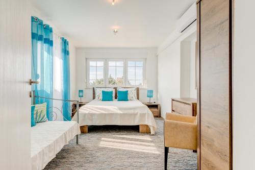 - une chambre avec un lit et des oreillers bleus dans l'établissement Apartments Jokica, à Split