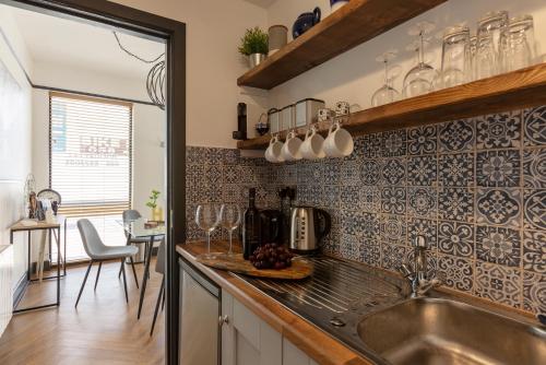 una cucina con lavandino e piano di lavoro di Accommodation @ 32 a Dungarvan