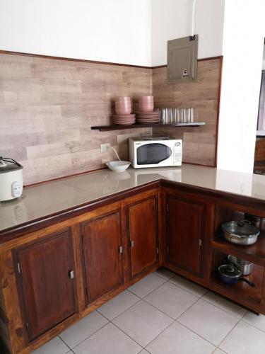 a kitchen with a counter top with a microwave at Condominio Villa Hermosa in Playa Hermosa