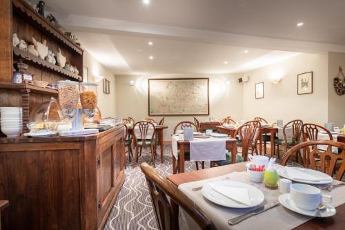 une salle à manger avec des tables et des chaises en bois dans l'établissement Hotel Albert I, à Bruges