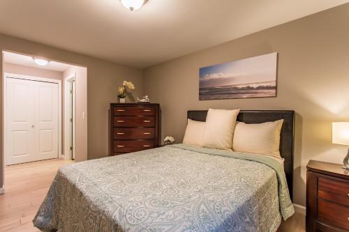 Uma cama ou camas num quarto em Bay View, Best Area, No Stairs, WD, 2 Baths, 2 Bedrooms, Balcony, View, 925sf
