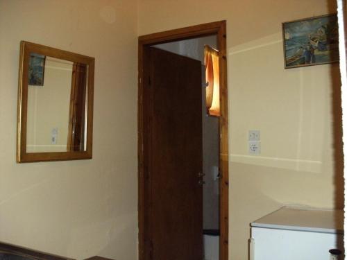 トロにあるKaterina Hotelのバスルーム(ドア、壁掛け鏡付)