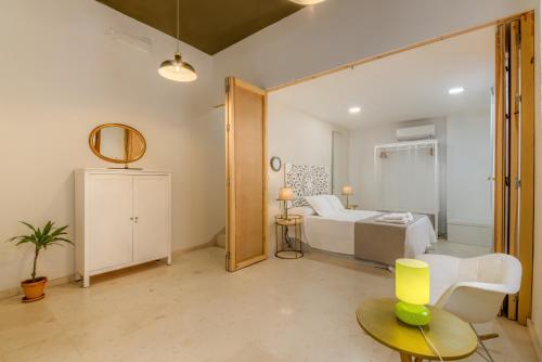 1 dormitorio con 1 cama y 1 mesa y 1 dormitorio con 1 cama en Casa en Plaza de la Merced_Centro Flamenco_Cádiz, en Cádiz