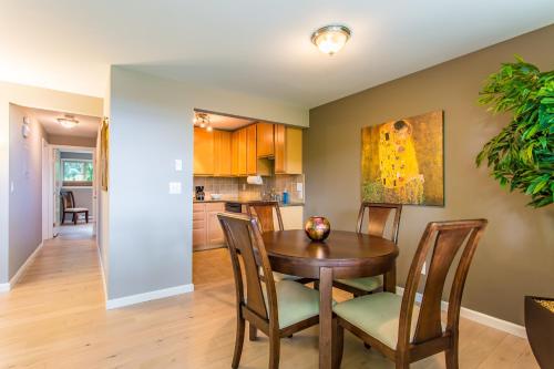 uma cozinha e sala de jantar com uma mesa de madeira e cadeiras em Bay View, Best Area, No Stairs, WD, 2 Baths, 2 Bedrooms, Balcony, View, 925sf em Tacoma