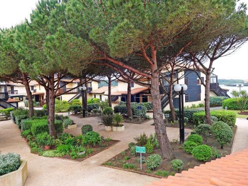 un parc avec des arbres et des plantes et un éclairage de rue dans l'établissement Apartment Albret by Interhome, à Vieux-Boucau-les-Bains