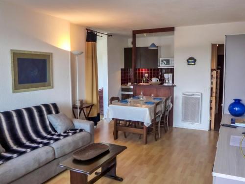 un salon avec un canapé et une table dans l'établissement Apartment mille sabords-6 by Interhome, à Capbreton