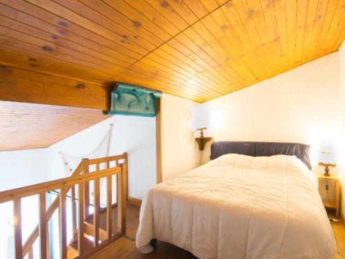 セニョスにあるApartment Douc-7 by Interhomeの木製の天井が特徴のベッドルーム1室(ベッド1台付)
