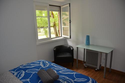 a bedroom with a bed and a desk and a chair at Charming Apartment to feel Lisbon in Lisbon