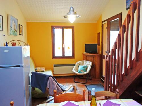 uma cozinha com paredes amarelas e um frigorífico em Apartment Albret by Interhome em Vieux-Boucau-les-Bains