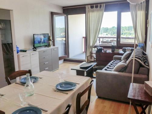 un salon avec une table et un canapé dans l'établissement Apartment mille sabords-6 by Interhome, à Capbreton