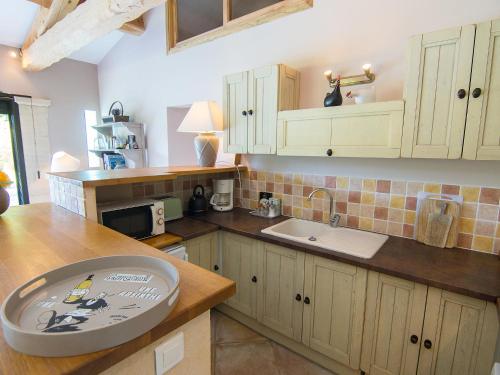 une cuisine avec des armoires blanches et un comptoir dans l'établissement Holiday Home Bezert by Interhome, à Carpentras