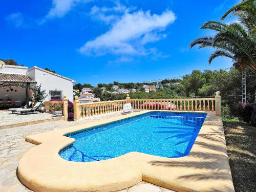 - une piscine dans l'arrière-cour d'une maison dans l'établissement Holiday Home Lucie by Interhome, à Balcon del Mar