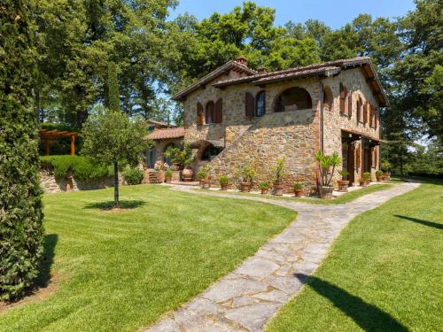 - Vistas al exterior de una casa de piedra con jardín en Holiday Home Tenuta Farneta by Interhome, en Lucignano