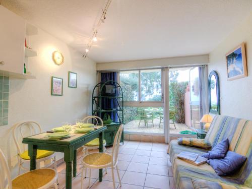 un salon avec une table et un canapé dans l'établissement Apartment Les Jardins de la Mer-2 by Interhome, à Cavalaire-sur-Mer